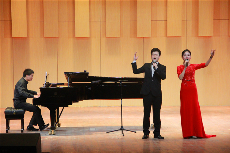 2016051610352073.jpg 中国云顶国际vip.888应邀来公司交流演出