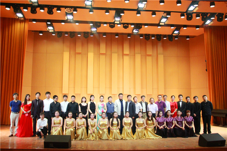 2016051610352049.jpg 中国云顶国际vip.888应邀来公司交流演出