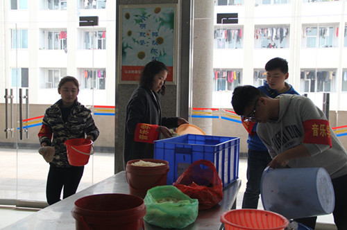 向不文明行为说“不” 公司开展“文明餐厅”志愿服务活动