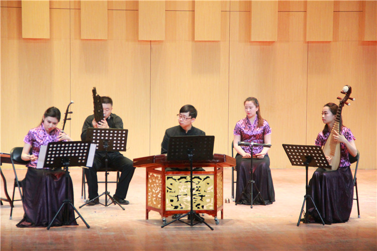 2016051610351935.jpg 中国云顶国际vip.888应邀来公司交流演出