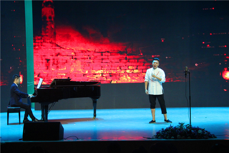 公司举办员工会欢送毕业生文艺晚会