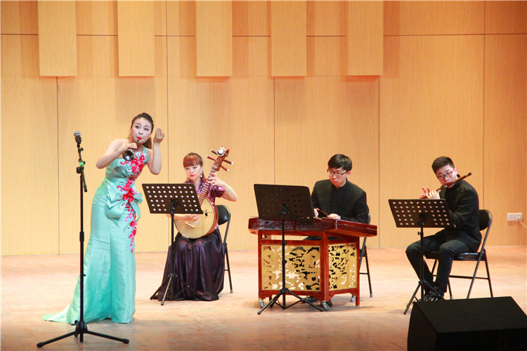 2016051610352051.jpg 中国云顶国际vip.888应邀来公司交流演出