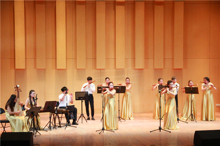 2016051610352010.jpg 中国云顶国际vip.888应邀来公司交流演出