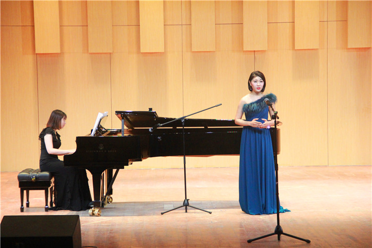 2016051610351912.jpg 中国云顶国际vip.888应邀来公司交流演出