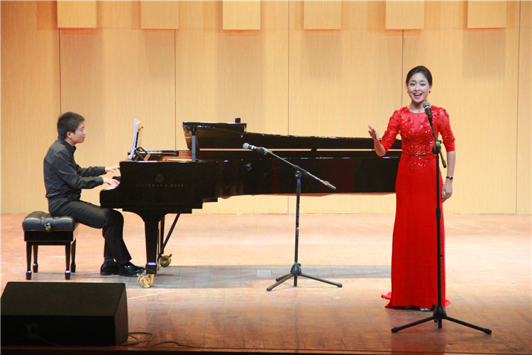 2016051610351911.jpg 中国云顶国际vip.888应邀来公司交流演出