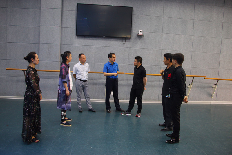 上海戏剧公司经理黄昌勇教授来院交流座谈