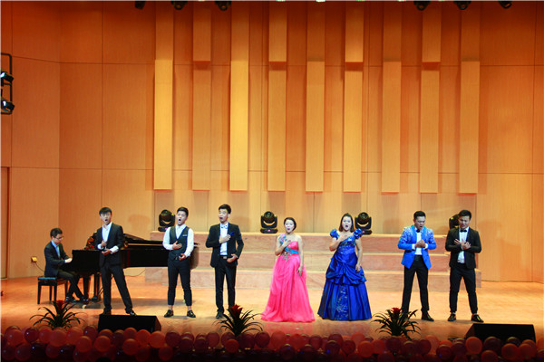 公司举行“漾年华”迎新文艺晚会