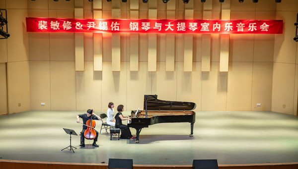 韩国著名艺术指导裵敏修教授来公司讲学