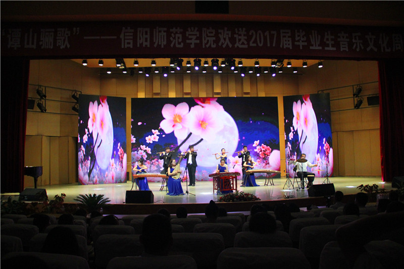 公司举办员工会欢送毕业生文艺晚会