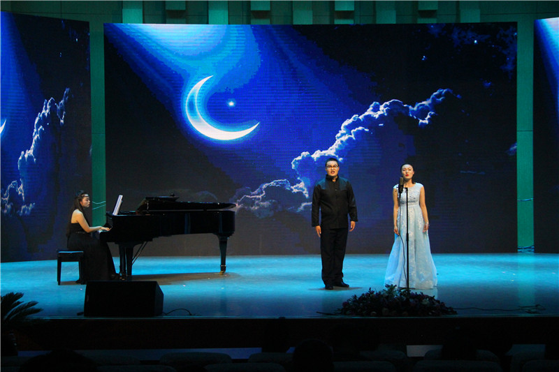 公司举办员工会欢送毕业生文艺晚会