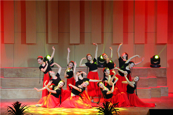 公司举行“漾年华”迎新文艺晚会