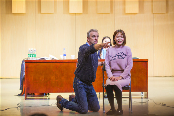 荷兰男中音歌唱家哈利·特文教授来公司讲学